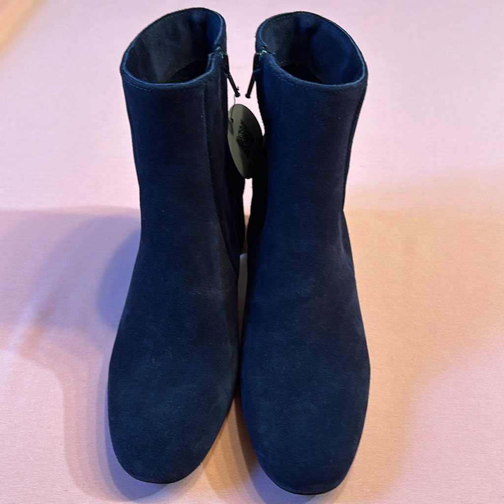 New La Canadienne Suede Boots. Navy Blue. Size 8.